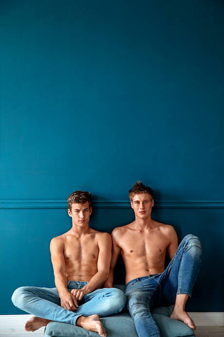 Tschechische Stars: attraktiver Ashton Montana und Twink Tom Houston in Blowjob-Szene