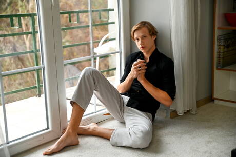 Młody facet Jimmie Ackerman rozbiera się i pokazuje gorący tyłek