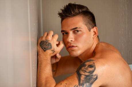 Le culturiste Kyle Brady pose nu et montre son joli cul