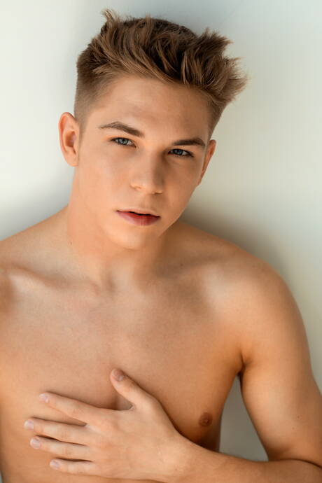 ハスキーな男ヒューゴ・カーターが服を脱いで引き締まったお尻を見せる