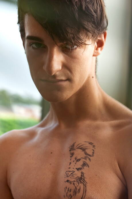 Der schöne Junge Miles Murray zieht sich aus und zeigt seinen knackigen Hintern