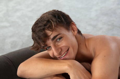 Der schöne Junge Miles Murray zieht sich aus und zeigt seinen knackigen Hintern