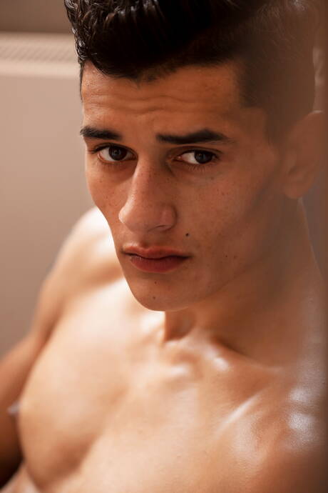 Il muscoloso Rico Gabbani si spoglia e mostra il suo culo