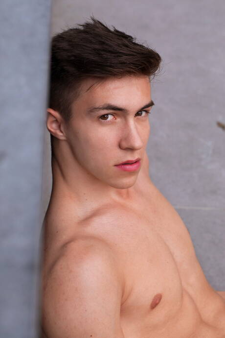 Der muskulöse Amerikaner Cristiano Cruzo posiert nackt und zeigt seinen schönen Hintern im Freien