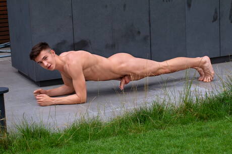 Der muskulöse Amerikaner Cristiano Cruzo posiert nackt und zeigt seinen schönen Hintern im Freien