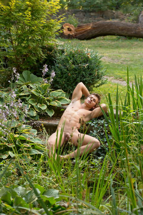 Bob Marghiela, un ceco ben fatto, si spoglia e mostra il suo sedere sodo all