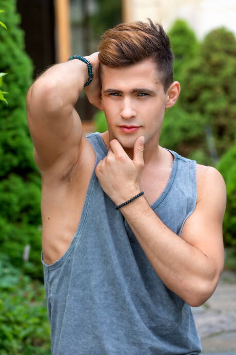 Der muskulöse Tscheche Pierre Cezanne zeigt im Freien einen wunderschönen Körper