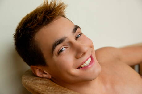 Tsjechische stoere kerel Jim Durden poseert naakt en laat zijn strakke kont zien