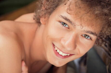 El jovencito Hugo Diorr posando desnudo y mostrando su bonito culo al aire libre