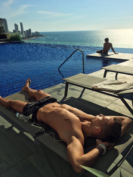 Helmut, Kirk, Sven Basquiat, Kieran Benning, Nils Tatum, Hoyt, Jerome, Jason, Joaquin Arrenas cayeron en una orgía afuera