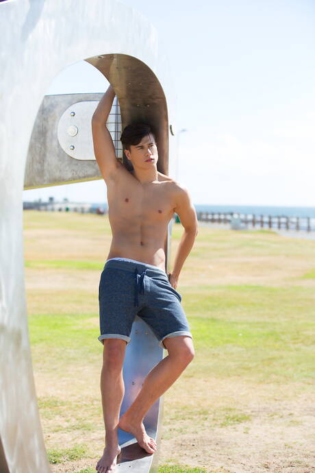 アメリカ人のイケメン、セルジュ・カヴァリが服を脱いで屋外でセクシーなお尻を披露