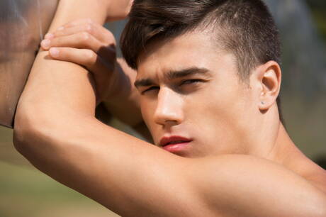 アメリカ人のイケメン、セルジュ・カヴァリが服を脱いで屋外でセクシーなお尻を披露