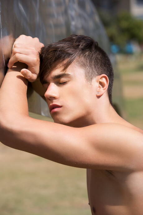 アメリカ人のイケメン、セルジュ・カヴァリが服を脱いで屋外でセクシーなお尻を披露
