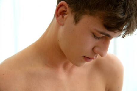 Dobrze zbudowany Jimmy Vance rozbiera się i pokazuje tyłek