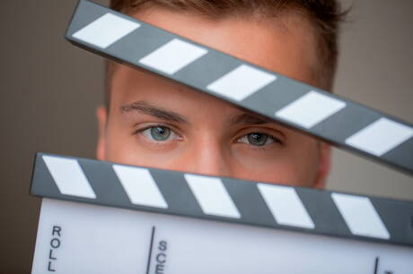 ハスキーなオスカー・ショルツがヌードでお尻を露出