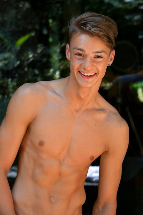 Czech well-built Matthieu Pique get naked and showing his ass outdoor