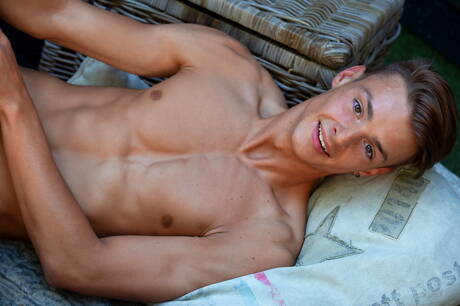 De goed gebouwde Tsjechische Matthieu Pique kleedt zich uit en laat zijn kont in de buitenlucht zien