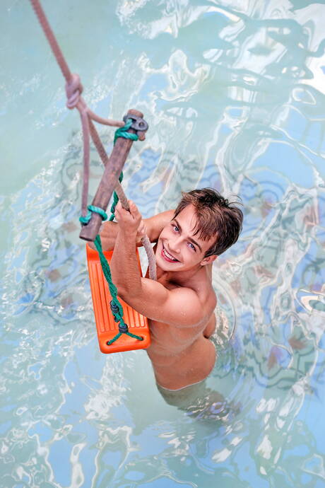 Le beau garçon tchèque Pip Caulfield pose nu et montre ses fesses chaudes sous la douche