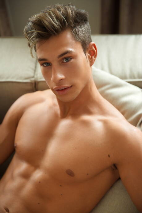 Beefy Zac Haynes posing nude and showing nice butt