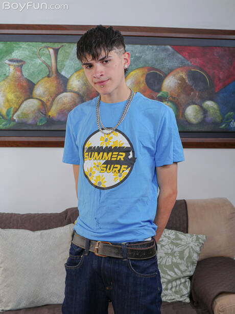 Młody facet Jean Farelo rozbiera się i pokazuje jędrny tyłek