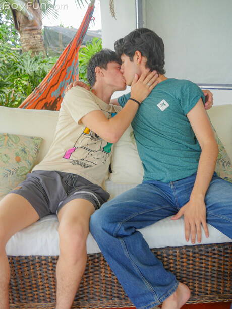 Les mecs excités Danny Collins, Justin Host et Sebastian Jed dans une action de baise à trois en extérieur