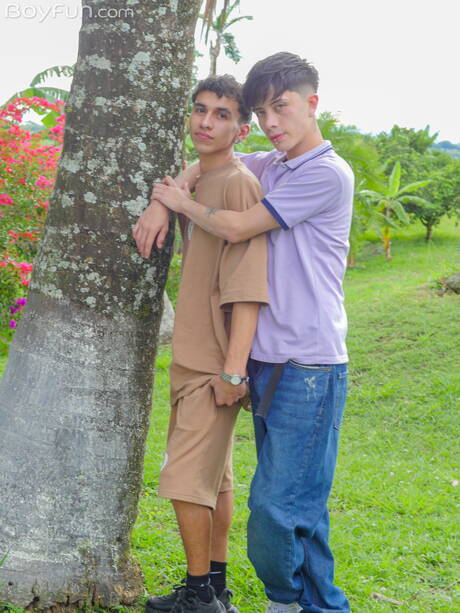 Młody Arty Alan i młody facet Jackson Perceo w twardym seksie analnym na świeżym powietrzu