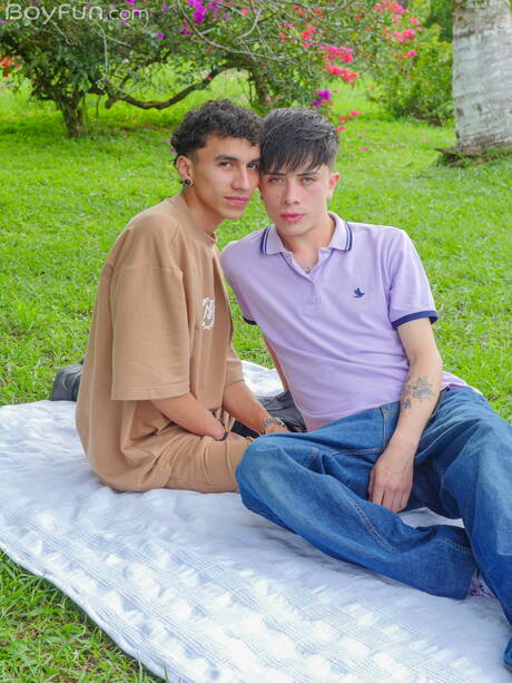 Młody Arty Alan i młody facet Jackson Perceo w twardym seksie analnym na świeżym powietrzu