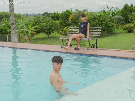 Der junge Latino Jackson Perceo und der hübsche Kolumbianer Sebastian Jed ficken in den Arsch, nachdem sie am Pool Schwänze gelutscht haben