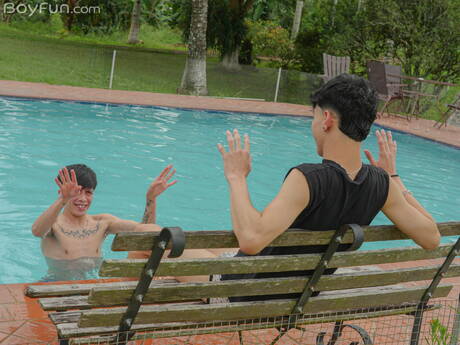 ラテン系の若いジャクソン・ペルセオとコロンビアのかわいい男の子セバスチャン・ジェドがプールでチンコをしゃぶった後にアナルファック