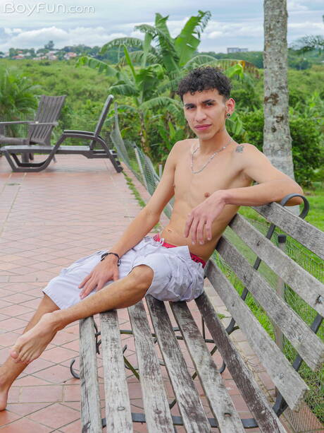 ラテン系のイケメンArty Alanが裸でポーズをとり、屋外で素敵なお尻を見せる