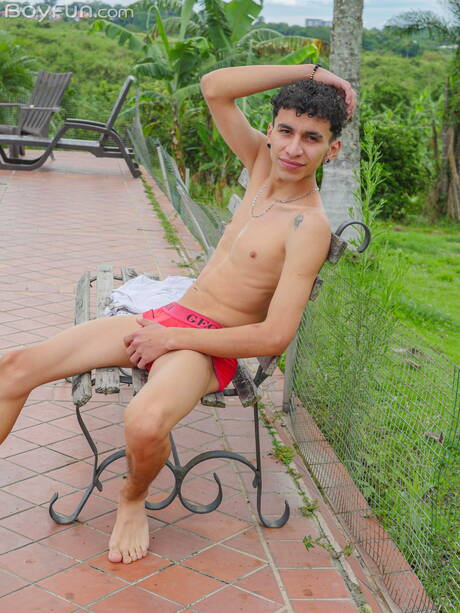 ラテン系のイケメンArty Alanが裸でポーズをとり、屋外で素敵なお尻を見せる