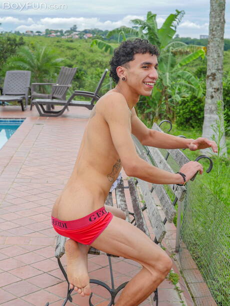 ラテン系のイケメンArty Alanが裸でポーズをとり、屋外で素敵なお尻を見せる