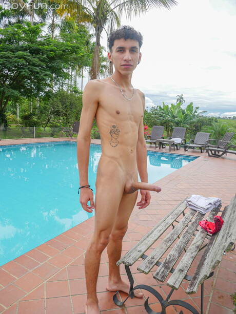 Latino twink Arty Alan posing naked and showing nice ass outdoor