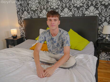 Boyfun: Młody czeski chłopak Jean Gilliam pozuje nago i pokazuje gorący tyłek