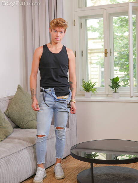 Der junge Adrian Blaze zeigt einen wunderschönen Körper