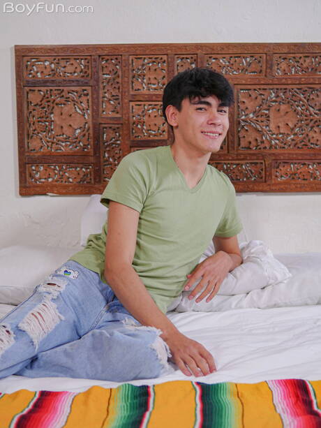 Pretty boy Kamada Joe posing nude and showing nice ass