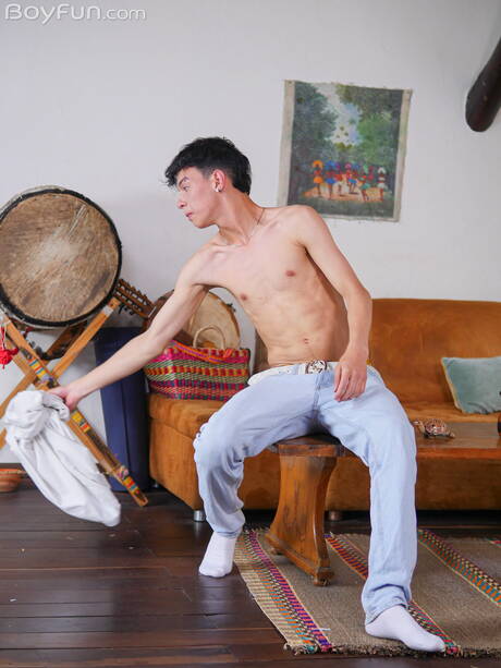 コロンビアのホットなトゥインク、セバスチャン・ジェドがヌードでポーズをとる