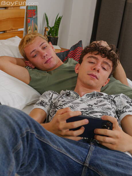 Twink Kai Danvers und der junge Kerl Nils Larsen ficken nach dem Schwanzlutschen