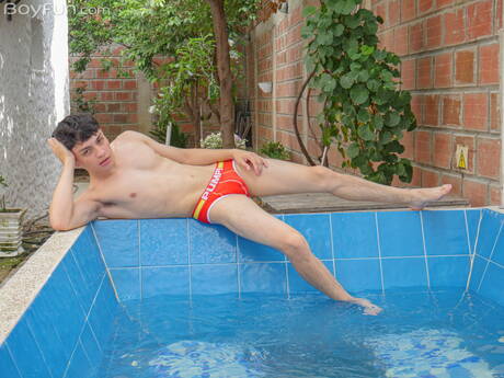 Der hübsche Latino-Junge Luis Angel zieht sich aus und zeigt seinen Hintern im Pool