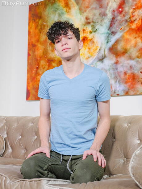 Le jeune Melo Prince se déshabille et montre son cul chaud