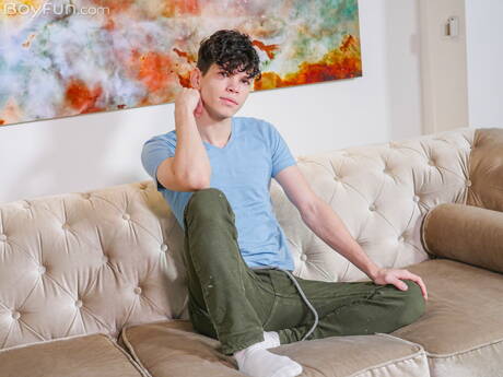 Le jeune Melo Prince se déshabille et montre son cul chaud