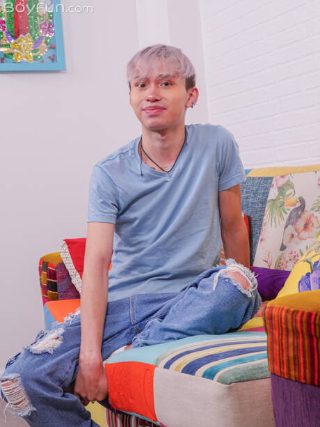 Der schöne asiatische Junge Junior Jones zeigt einen schönen Körper