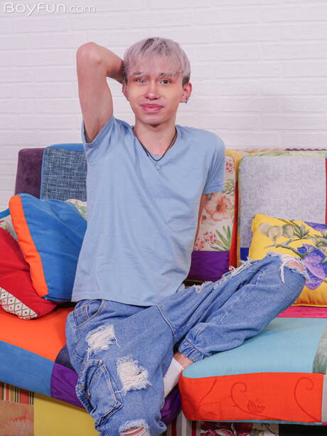 Der schöne asiatische Junge Junior Jones zeigt einen schönen Körper