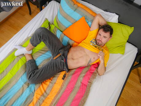 Tsjechische knappe Daniello Danure poseert naakt en laat zijn strakke kont zien