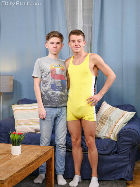 어린 소년 에이단 웨스트와 어린 마크 트로이가 항문 섹스를 한다