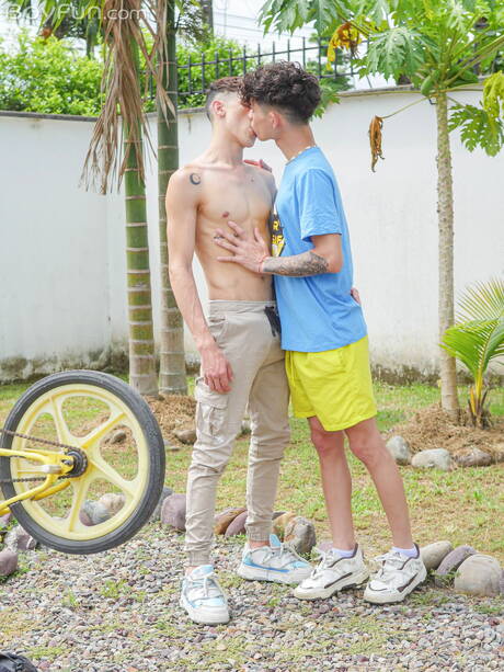 Twink Milcon Tonso und der junge Xander Gomez haben heißen Sex im Freien