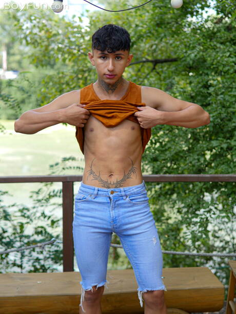 American beautiful boy Archi Gold get naked and showing nice butt outdoor