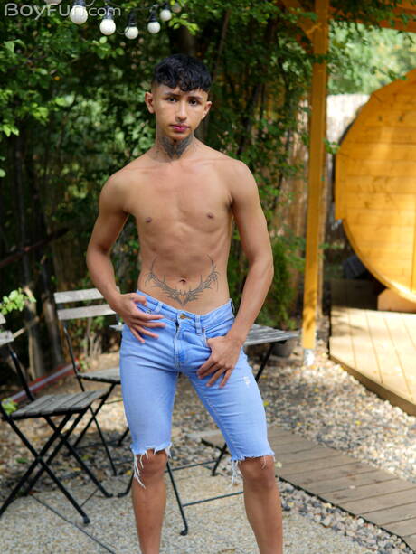 American beautiful boy Archi Gold get naked and showing nice butt outdoor