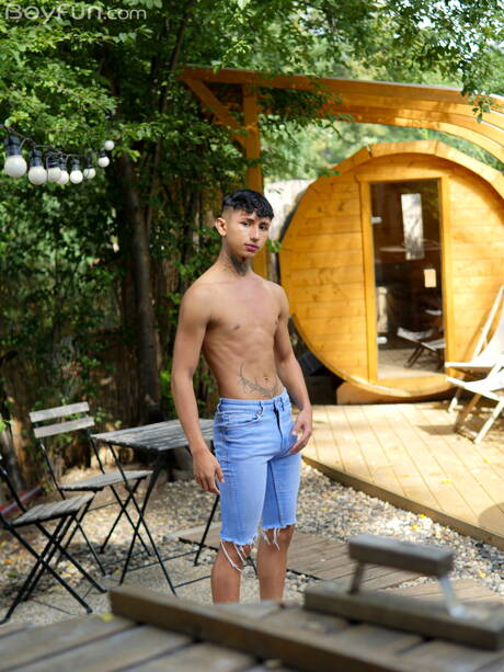 American beautiful boy Archi Gold get naked and showing nice butt outdoor