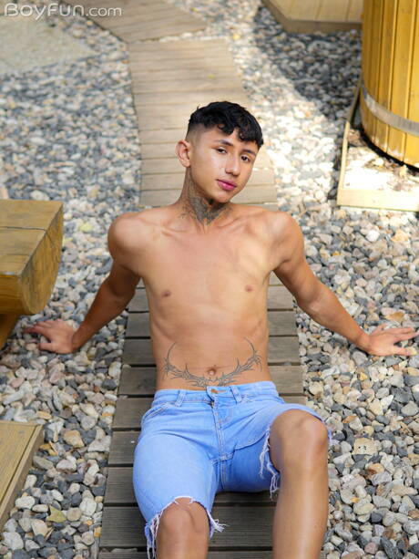 American beautiful boy Archi Gold get naked and showing nice butt outdoor